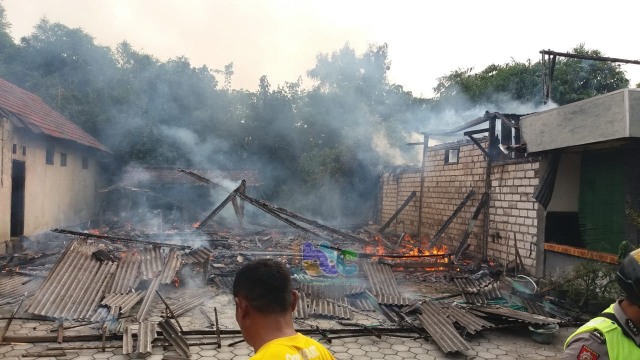 2 Rumah di Gayam Bojonegoro Terbakar, Diduga Akibat Korlsleting Listrik (43082)