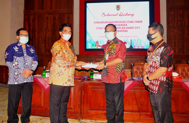 Bupati Belitung Timur, Yuslih saat menerima Program Gerakan Menuju smart city.