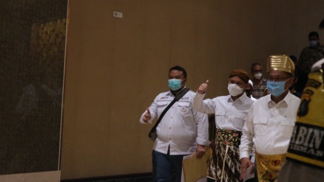 Paslon nomor 1 Pilwalkot Medan, mengenakan busana daerah saat debat ke-2 di Hotel Grand Mercure, Sabtu (21/11). Foto: Rahmat Utomo/kumparan