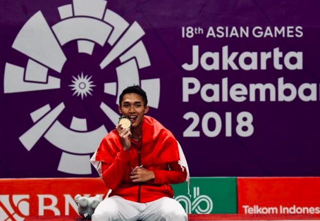 Seriusnya Jonatan Christie Menyanyi di Acara Penyambutan Ketua Baru PBSI (658145)