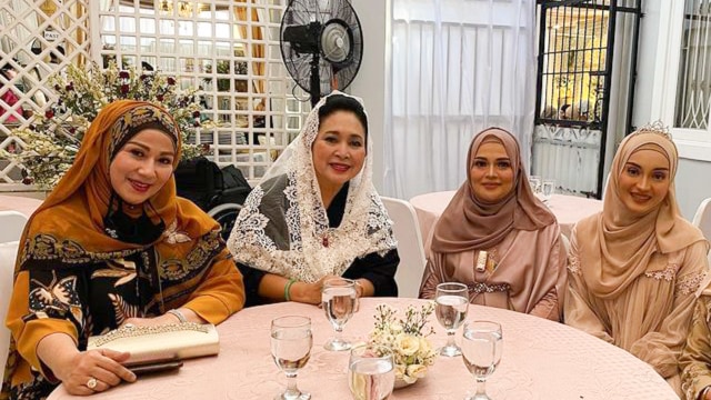 Momen Titiek Soeharto Kondangan ke Resepsi Pernikahan Putri Habib Rizieq (538422)