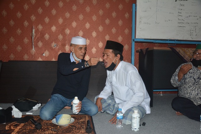 Habib Hasan Mulachela ketika menyuapi suplemen probiotik kepada salah satu pengurus Masjid Agung, Solo