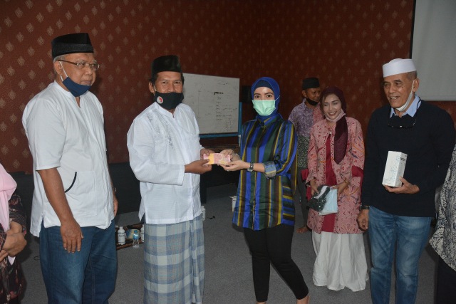 Habib HM Berbagi Suplemen Probiotik untuk Pengurus Masjid Agung dan Gereja (50644)