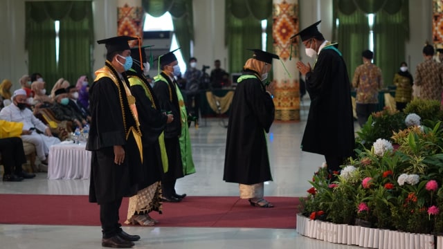 Rektor UIN Raden Intan Lampung mengukuhkan empat guru besar, Sabtu (21/11) | Foto : Humas UIN RIL