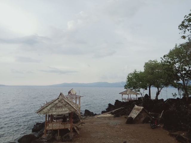 Pantai Kawaliwu Larantuka, Tempat Melihat Sunset dan Berendam Air Hangat (45764)