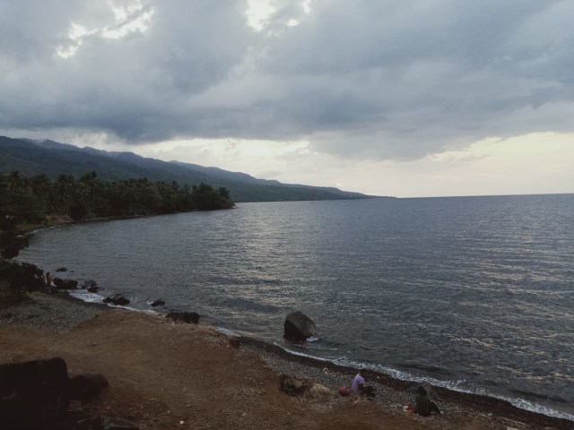 Pantai Kawaliwu Larantuka, Tempat Melihat Sunset dan Berendam Air Hangat (45765)