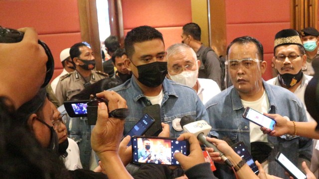 Calon Wali Kota Medan nomor 2 Bobby Nasution saat diwawancarai wartawan usai debat Pilwalkot Medan di Hotel Grand Mercure Medan, Sabtu (21/11). Foto: Rahmat Utomo/kumparan