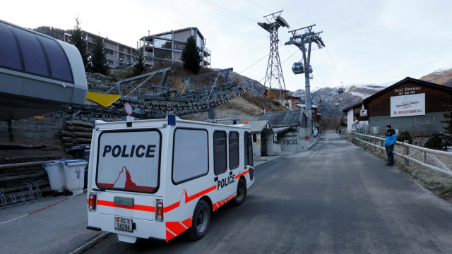 Sebuah mobil listrik polisi di resor ski Zermatt, Swiss. Foto: Denis Balibouse/REUTERS