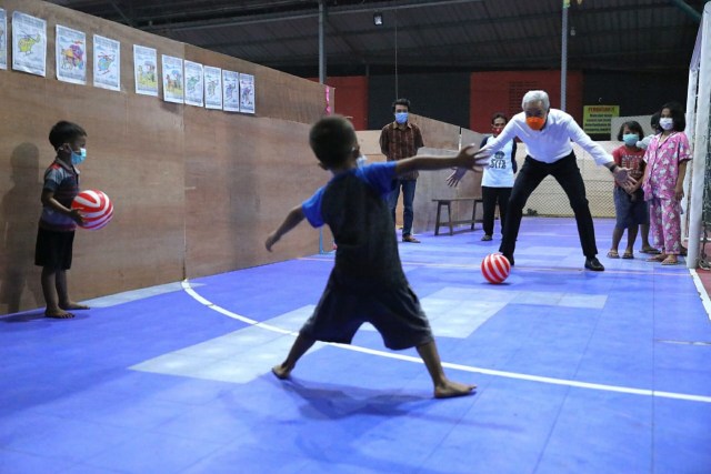 Ganjar bermain futsal bersama anak-anak pengungsi. Foto: Pemprov Jawa Tengah