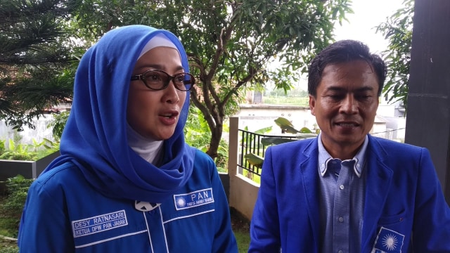 Ketua DPW PAN Jawa Barat, Desy Ratnasari didampingi Ketua DPD PAN Kuningan, H Udin Kusnedi saat diwawancarai awak media. (Ciremaitoday)