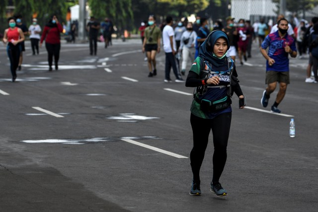 Warga berolahraga di bagian luar Stadion Utama, Kompleks Gelora Bung Karno (GBK), Jakarta. Foto: M Risyal Hidayat/Antara Foto