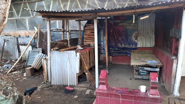 Tempat tinggal Mbah Jono di Kompleks Pemakaman Pasar Sapi, Salatiga, Jawa Tengah. Foto: Dok. Istimewa