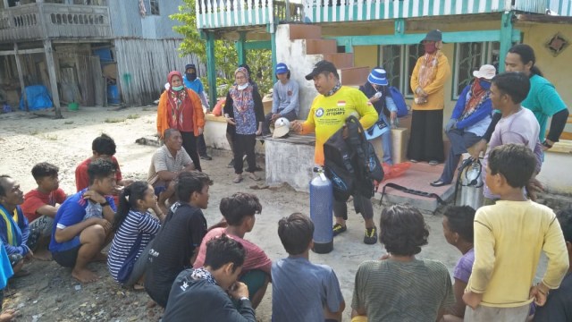 Penyuluhan tentang teknik penyelaman yang sehat bagi warga pulau dampingan (dok: LP3K LPPM Unhas)