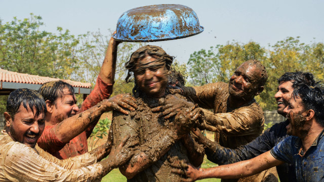Festival melempar kotoran sapi di India. Foto:  AFP /Padmanabha