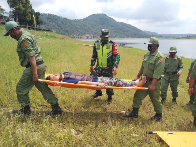 Kodim 0615/Kuningan melakukan simulasi penyelamatan korban bencana alam bagi anggota linmas di kawasan wisata Waduk Darma Kuningan. (Ciremaitoday)