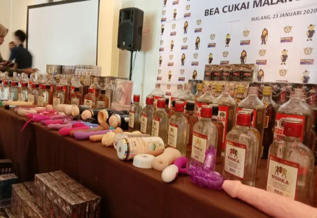 Puluhan botol miras dan barang ilegal hasil sitaan petugas Bea Cukai Malang pada sesi konferensi pers penindakan kasus. Foto: Khusnul Hasana