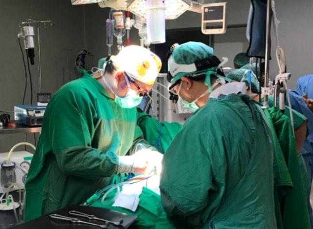 Proses pelaksanaan operasi bedah jantung terbuka melalui prosedur Coronary Artery Bypass Graft (CABG) untuk pasien Penyakit Jantung Koroner di RSSA Malang. Foto: Humas RSSA Malang
