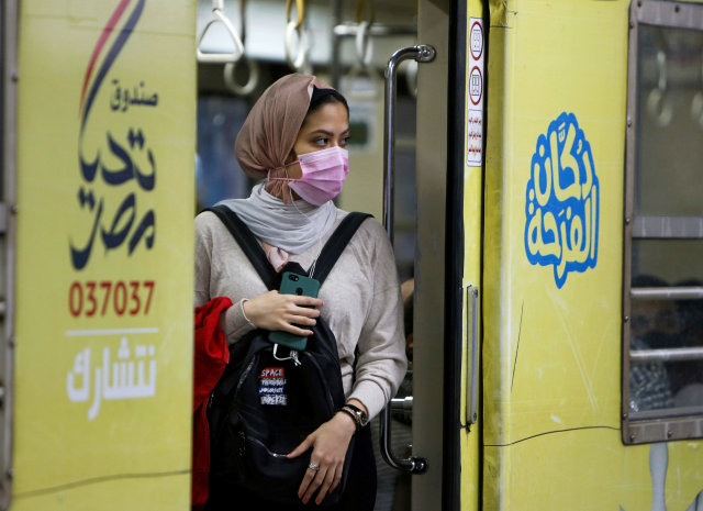 Penumpang wanita terlihat mengenakan masker di metro bawah tanah Al Shohadaa di Kairo, Mesir. Foto: Mohamed Abd El Ghany/Reuters