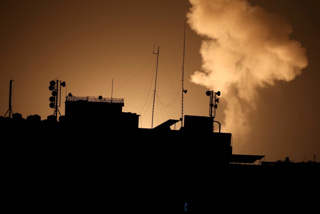 Asap membubung usai serangan udara Israel di selatan Jalur Gaza, Minggu (22/11). Foto: Ibraheem Abu Mustafa/Reuters