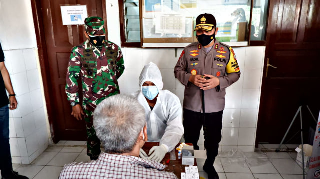 Kegiatan Rapid Test dan bagi sembako PMJ dan Kodam Jaya di Petamburan Foto: Dok. PMJ