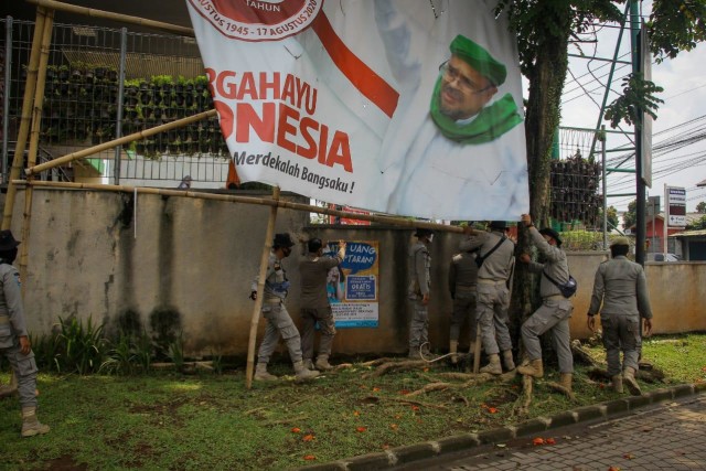 Puluhan Spanduk dan Baliho Bergambar Habib Rizieq di Kota Bogor Dicopot (673535)