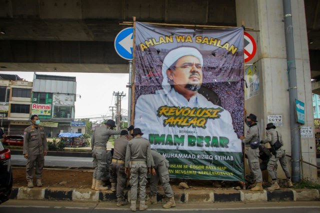 Pencopotan Baliho Habib Rizieq di Kota Bogor. Foto: Dok: Satpol PP Kota Bogor