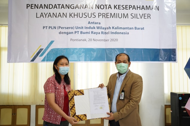 Penandatanganan nota kesepahaman kontrak jual beli tenaga listrik antara PLN Kalbar dengan PT BRRI dilaksanakan di ruang Pembelajar, Kantor PLN Unit Induk Wilayah Kalbar, pada Jumat, 20 November 2020. Foto: Dok PLN Kalbar