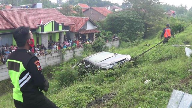 Tergelincir Genangan Air, Sebuah Mobil Terjun dari Jalan Tol Adiwerna Tegal (663130)