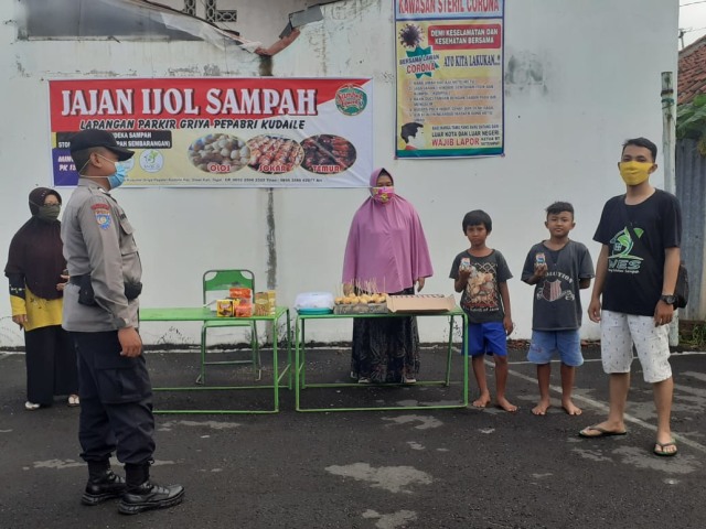 Anak-anak dapat membeli jajanan cukup tukar dengan sampah.