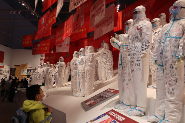 Pengunjung Museum Anti-COVID-19 di Wuhan, Provinsi Hubei. Foto: M. Irfan Ilmie/Antara Foto
