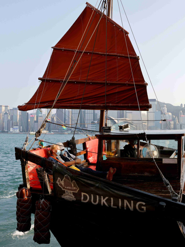 Perahu junk tradisional Tiongkok berlayar di perairan Pelabuhan Victoria, saat pandemi COVID-19, di Hong Kong. Foto: Tyrone Siu/Reuters