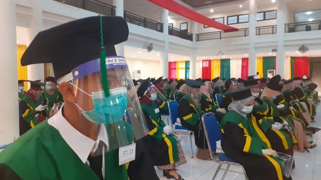 Universitas Islam Negeri (UIN) Ar-Raniry Banda Aceh, menggelar wisuda untuk pertama kalinya di tengah kondisi pandemi virus corona. Foto: Zuhri Noviandi/kumparan