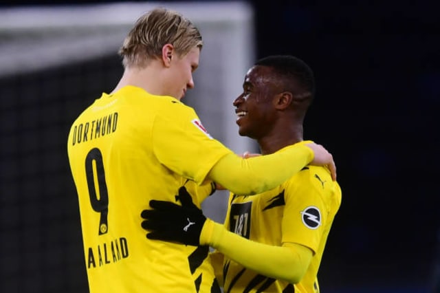 Youssoufa Moukoko (kanan) bersama seniornya Erling Haaland (kiri) saat melakukan debut bersama Borussia Dortmund. Foto: Clemens Bilan - Pool/Getty Images