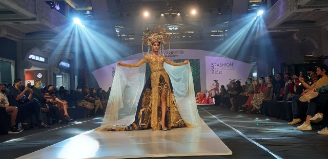 Salah satu model yang mengenakan salah satu jenis Kain Nusantara di Fashion Show Jogja Fashion Rendezvous 2020, Minggu (24/11/2020) malam. Foto: Len/Tugu Jogja. 