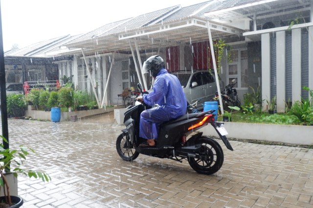 Motor Listrik GESITS Aman Dikendarai Hujan-hujanan Dan Banjir ...