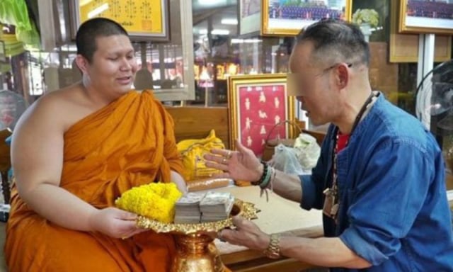 Pria menang lotre berkat berdoa di kuil. (Foto: China Press)