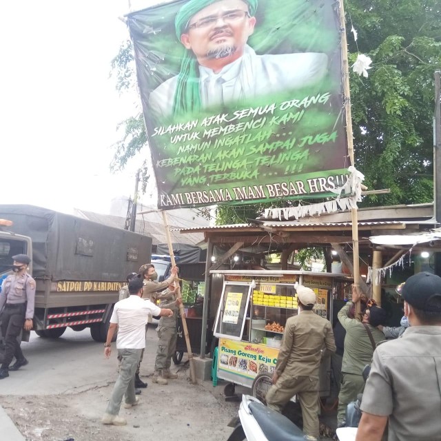 Baliho Habib Rizieq di Tangerang dicopot petugas. Foto: Dok istimewa