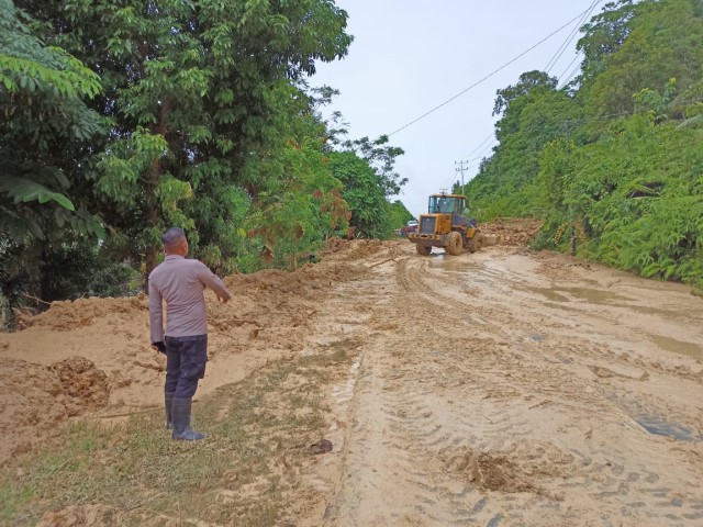 Ruas Jalan Sintang-Nanga Pinoh tertutup material longsor. Foto: Dok. Polres Melawi
