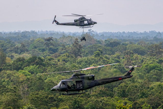 Helikopter Bell 412 TNI AD melakukan manuver usai menyuplai meriam 76 Armed saat Latihan Antar Kecabangan TNI AD Kartika Yudha Tahun 2020 di Pusat Latihan Tempur (Puslatpur) TNI AD, Baturaja, Ogan Komering Ulu, Sumatera Selatan, Minggu (22/11/2020). Foto: NOVA WAHYUDI/ANTARA FOTO