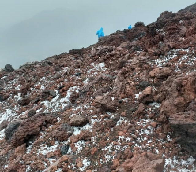 Hujan es melanda puncak Gunung Slamet, Minggu (23/11/2020). (Foto: Istimewa)