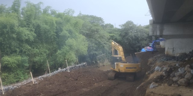Baru Selesai Dibangun, Plengsengan Jembatan Kedungkandang di Malang Ambrol (391020)