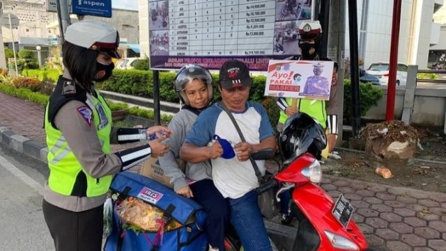 Corona, Polisi Lalu Lintas di Palu Terus Ingatkan Pengguna Jalan Pakai Masker (106010)