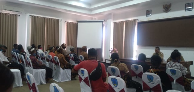 Bupati Nagekeo, Johanes Don Bosco Do saat menerima warga yang tergabung dalam Forum Penolakan Waduk Lambo, Senin (23/11/2020). Foto: Arkadius Togo. 