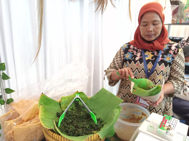 Sumini, pedagang semanggi dari Kampung Semanggi Surabaya. Sebelum pandemi, dia mampu meraup rupiah hingga 35 juta setiap bulannya, namun kini hanya seadanya. Foto-foto: Masruroh/Basra﻿