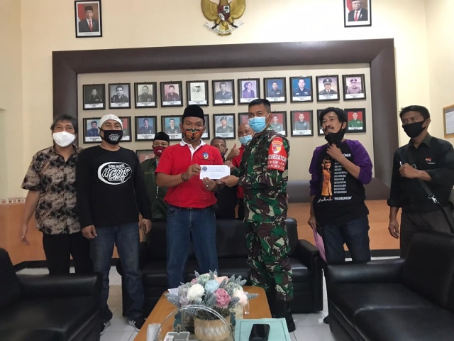 Aliansi Ormas Malang Bersatu saat mendatangi dan berdialog dengan Dandim 0833 Kota Malang, pada Senin (23/11/2020). Foto: Ulul Azmy
