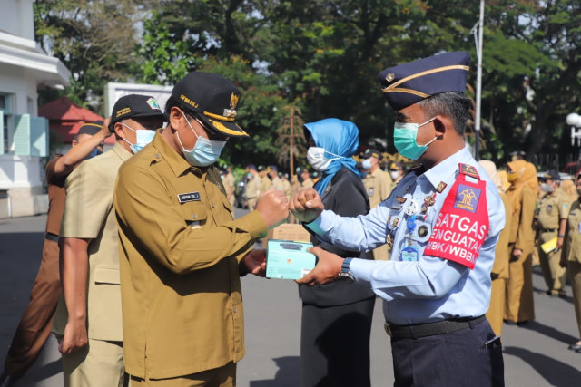 Penyerahan hibah peralatan video conference secara simbolis oleh Wakil Wali Kota Malang, Sofyan Edi Jarwoko saat apel pagi di halaman depan Balai Kota Malang, Senin (23/11). (Foto: Pemkot Malang)