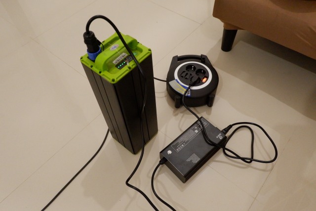 Isi daya baterai motor litsrik GESITS di rumah, dengan cara copot baterai dari motor. Foto: Adity Pratama Niagara/kumparan