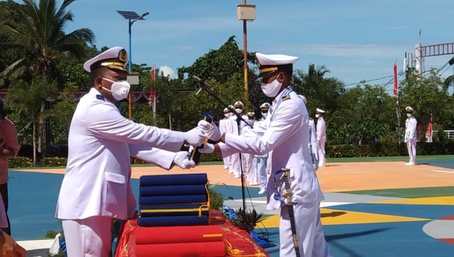 Para Perwira Pelayaran Niaga Transportasi Laut VI Politeknik Pelayaran Sorong, menerima sertifikat dari Kepala Pusat Pengembangan SDM Perhubungan Laut Capt Sahattua Simatupang, foto : Yanti