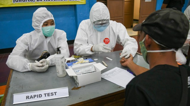 Tenaga medis melakukan tes cepat (rapid test) COVID-19 terhadap warga di Gelanggang Olahraga Tebet, Jakarta, Senin (23/11/2020). Foto: Galih Pradipta/ANTARA FOTO