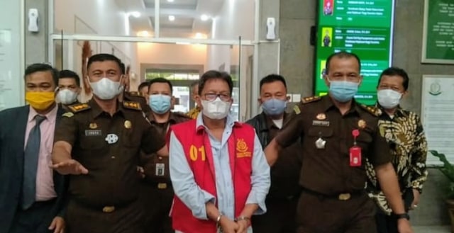 Eks Bupati Muara Enim, Muzakir Sai Sohar saat digiring petugas Kejati Sumsel ke Rutan Kelas 1 Pakjo Palembang. (foto: istimewa)
